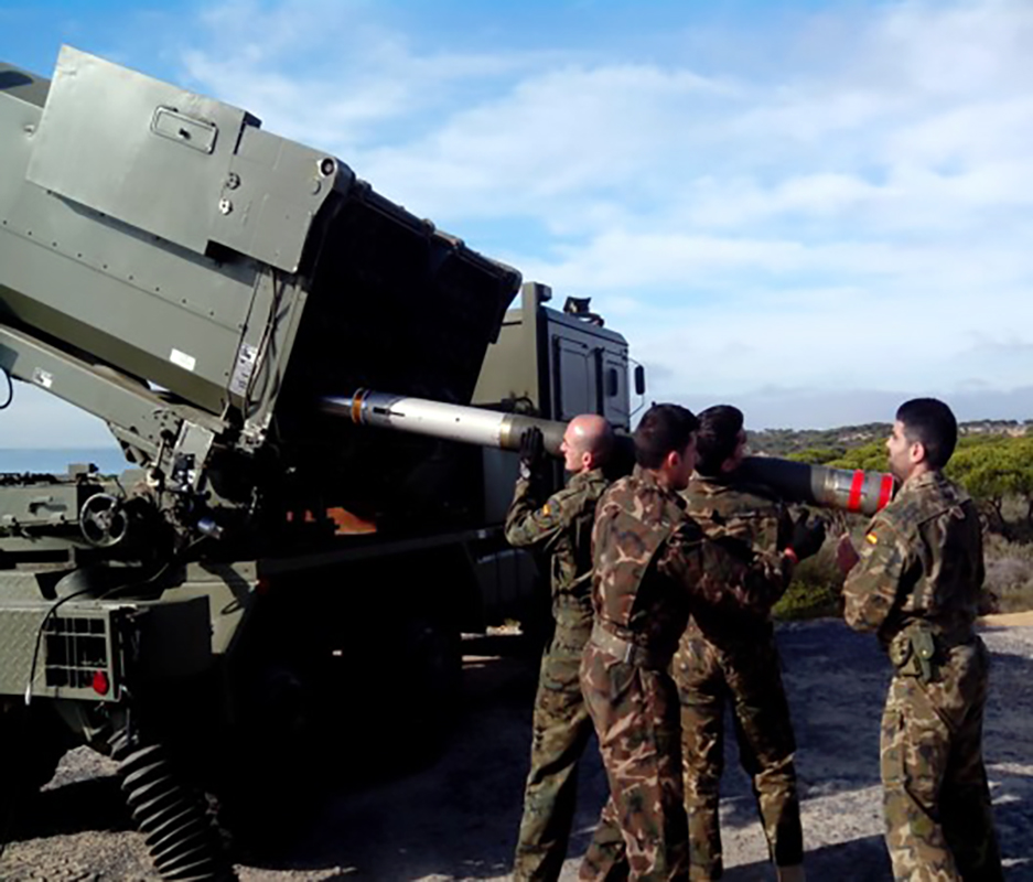 Recarga de un cohete, posiblemente en el CEDEA del INTA (Ejército de Tierra)